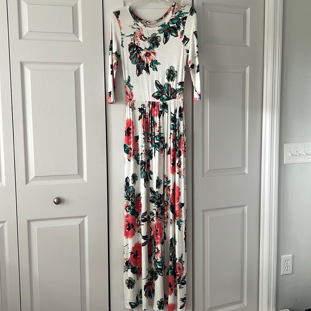 Beautiful floral maxi dress - Picture 5 of 7